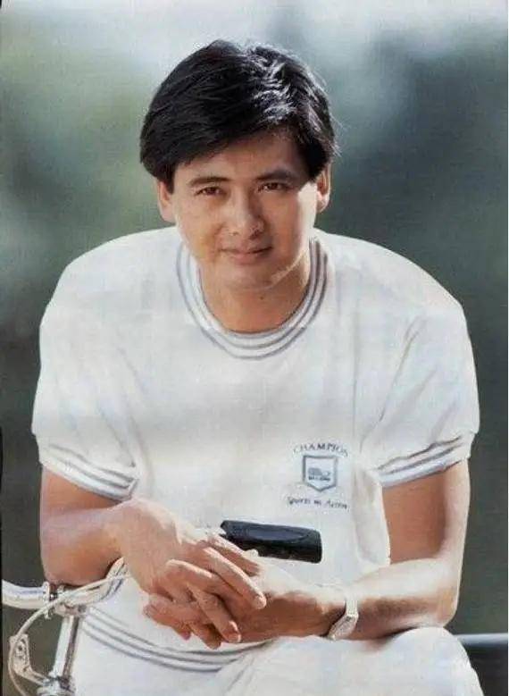 68岁周润发近照看着心酸,手臂皮包骨全是疙瘩,晚年患糖尿病_陈玉莲