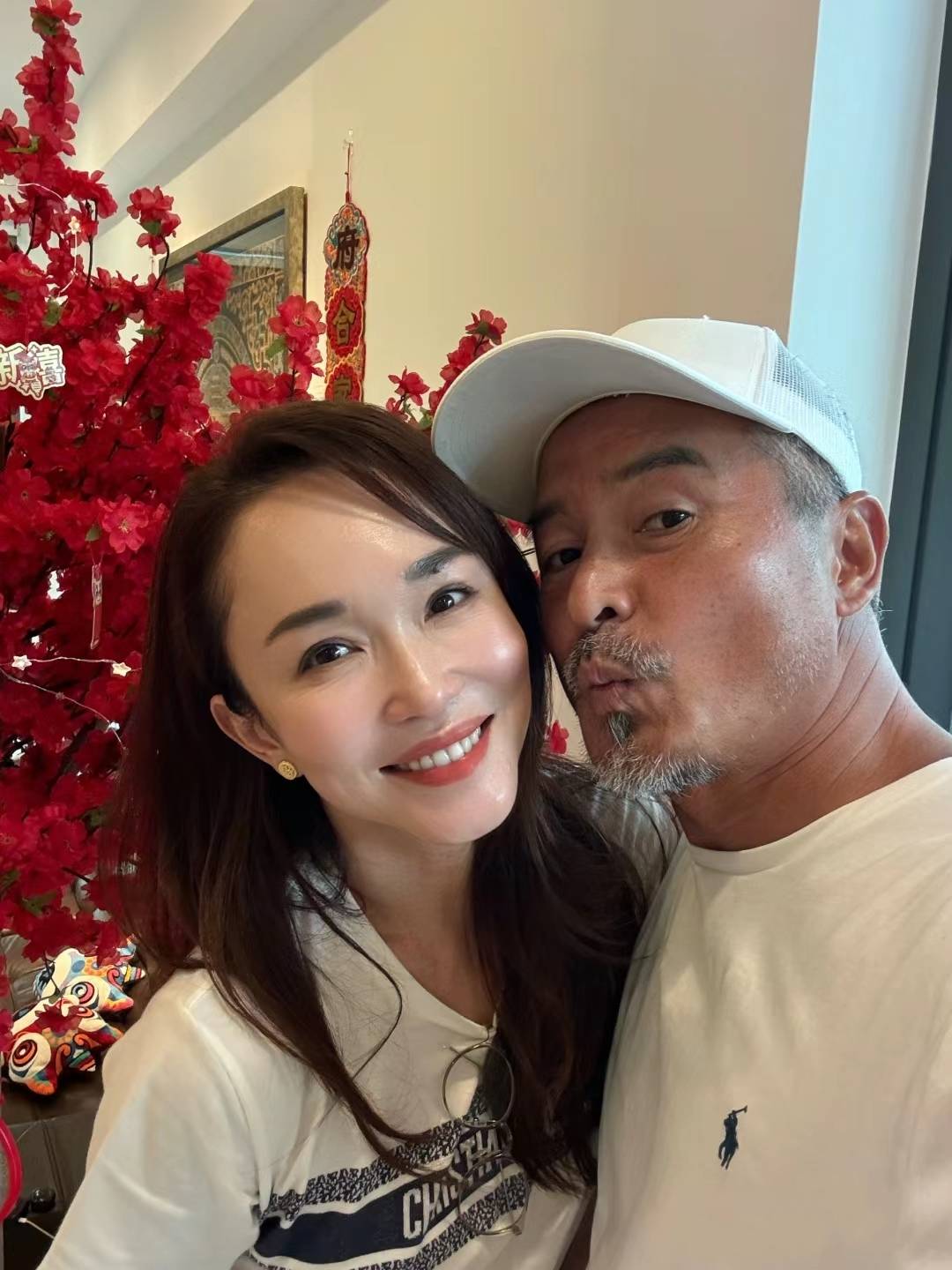 52岁李铭顺罕出镜,胡子花白显苍老,53岁妻子皮肤紧致似少女_范文芳