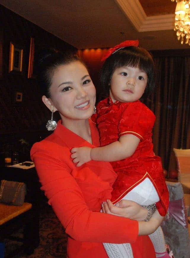李湘分享幸福生活,老公和女儿一起出镜,王诗龄都长到爸爸肩膀了_运动