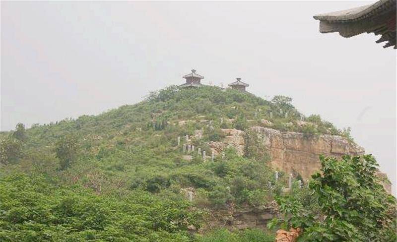 山东一座82米小山,连下15天大雨,考古队赶到:下面埋着曹植墓_墓室