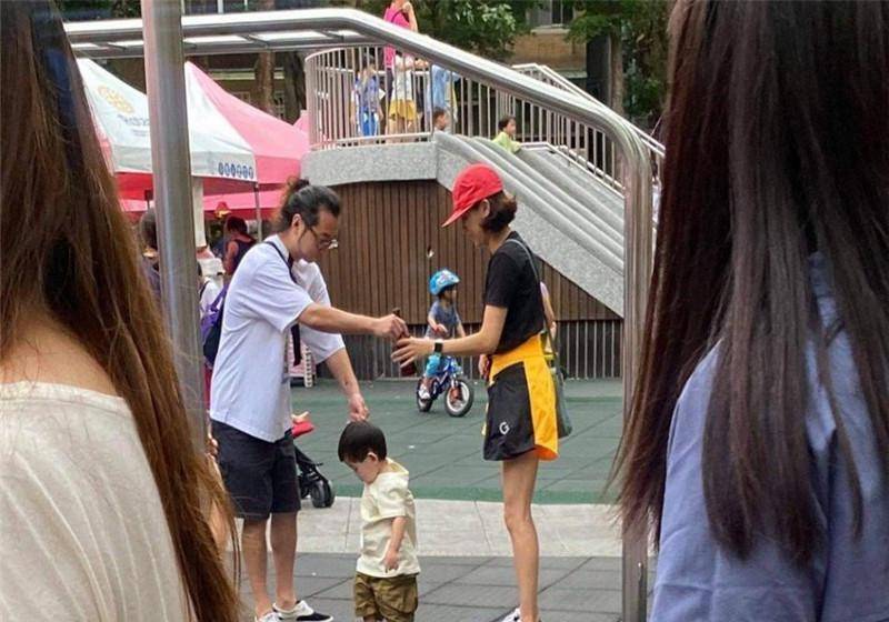 陈意涵一家三口逛公园,儿子呆萌可爱丈夫却苍老了许多.
