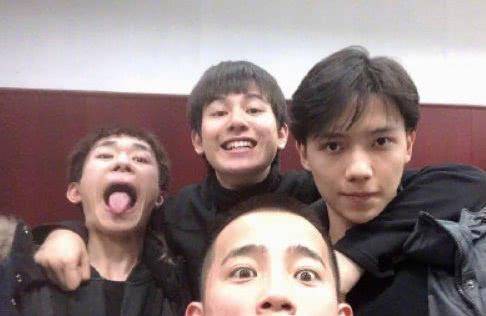 易烊千玺中戏合照被公开,全网都被他身后小哥吸引,校霸不是虚的_同学