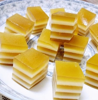 马蹄糕采用新鲜的马蹄粉制作而成,色泽非常光滑,味道也是特别的清香