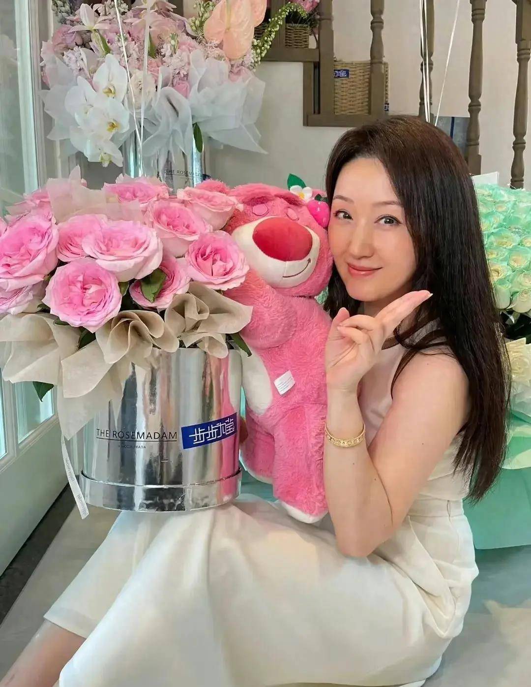 52岁杨钰莹在豪宅里自拍!