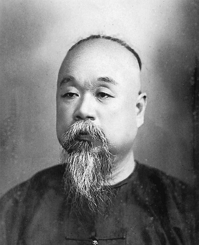 汤孝愍过上了神仙般的日子,两人举案齐眉,夫唱妇随,颇有后汉梁鸿孟光