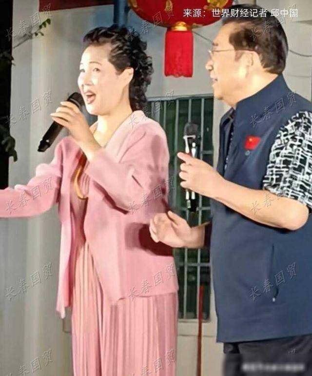 李双江梦鸽现身海南参加"村晚",登台献唱《夫妻双双把家还》_音乐