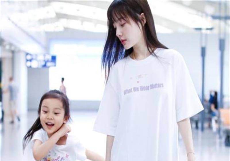 李小璐带甜馨游故宫,身穿亲子装十分温馨,长大后的甜馨很优秀.