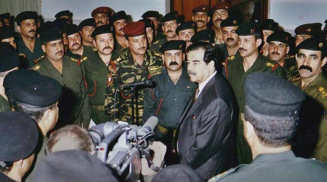 萨达姆有多毒辣?刚做总统开会时,一言不合就枪毙了66名高官!_伊拉克_