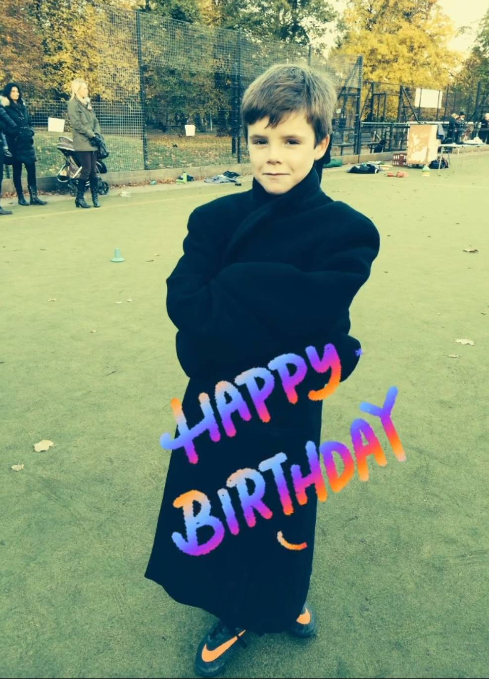 贝克汉姆一家为三儿子庆生,19岁克鲁兹帅气有型,12岁小七变腼腆_生日