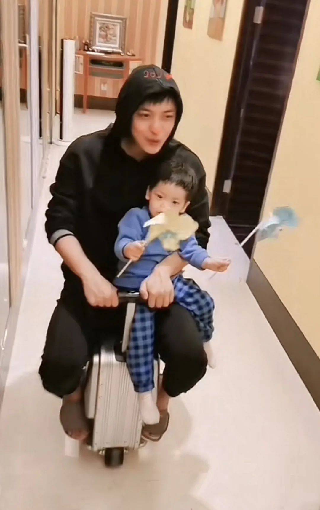 还记得演过《爱情公寓》的李佳航吗?他6岁的儿子好可爱呀!