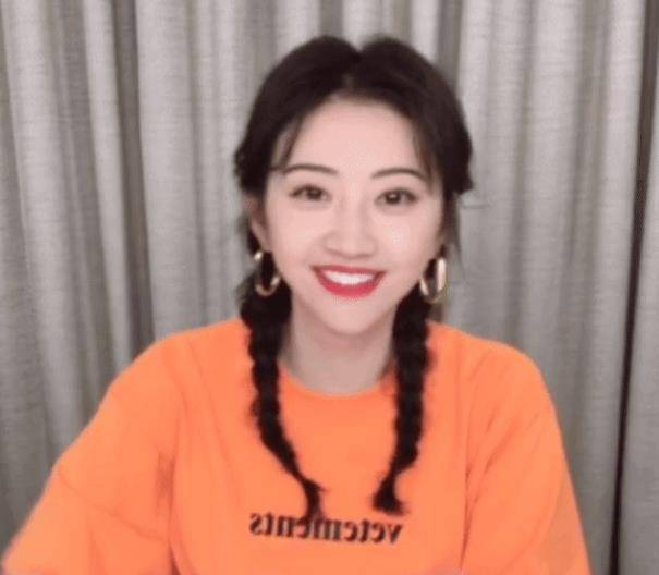 景甜出镜做舒芙蕾,妆容抢镜,柳叶眉尽显温柔,口红色号超显牙白_过程