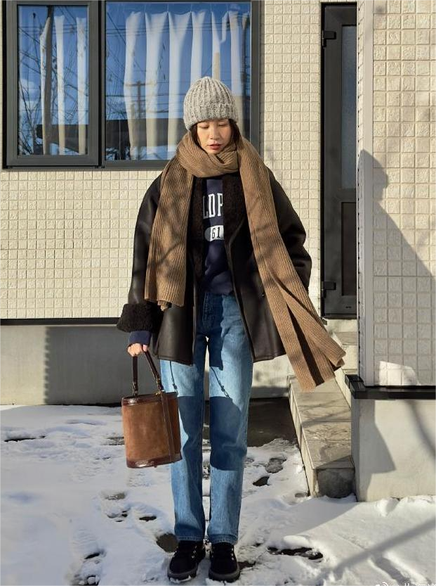 这才是中年女性的标杆,穿衣简单大方不华丽,美得时髦又大气_时尚_潮流