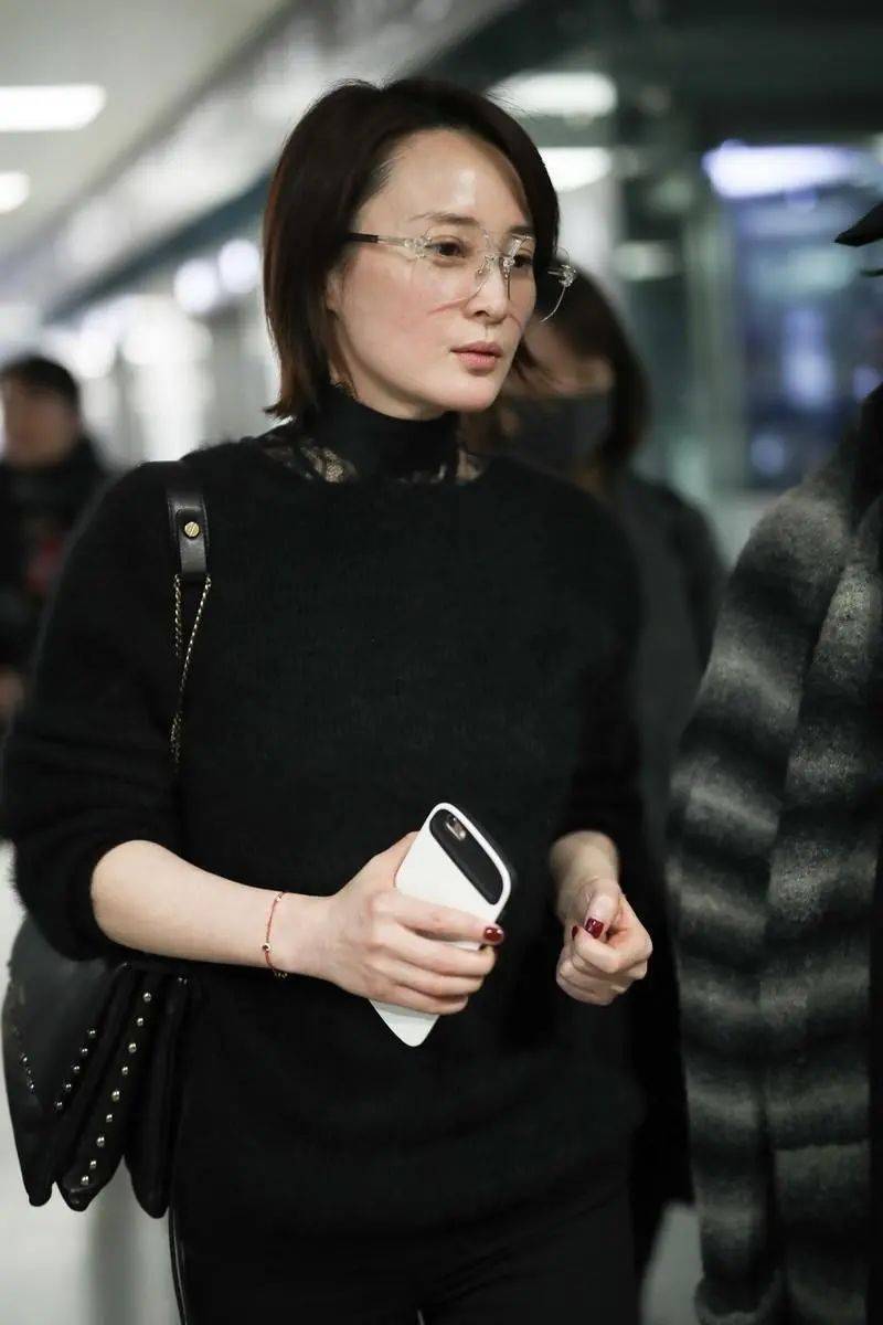 48岁蒋勤勤真敢穿,本以为一身黑很低调,不料转身后好"招摇"!