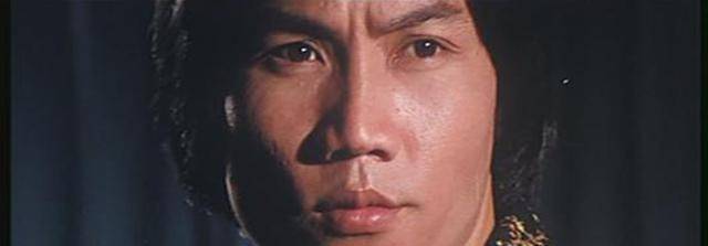 后来黄元申进入影视行业打拼,那位曾教他打磨玉器的师父送给了他一块