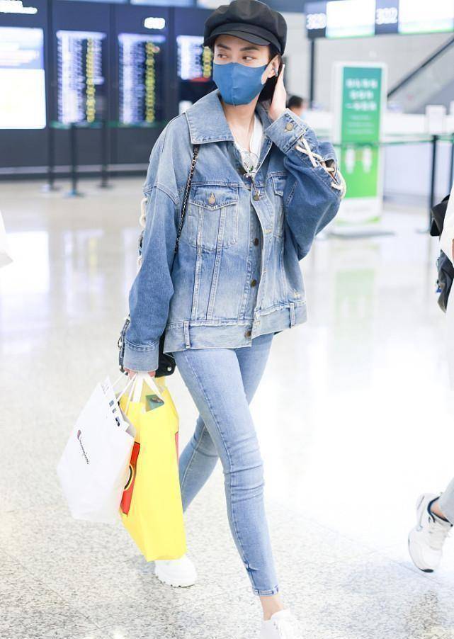 霍汶希虽然素颜出门,但穿衣却挺时尚的,一身牛仔看着很清爽_造型_深