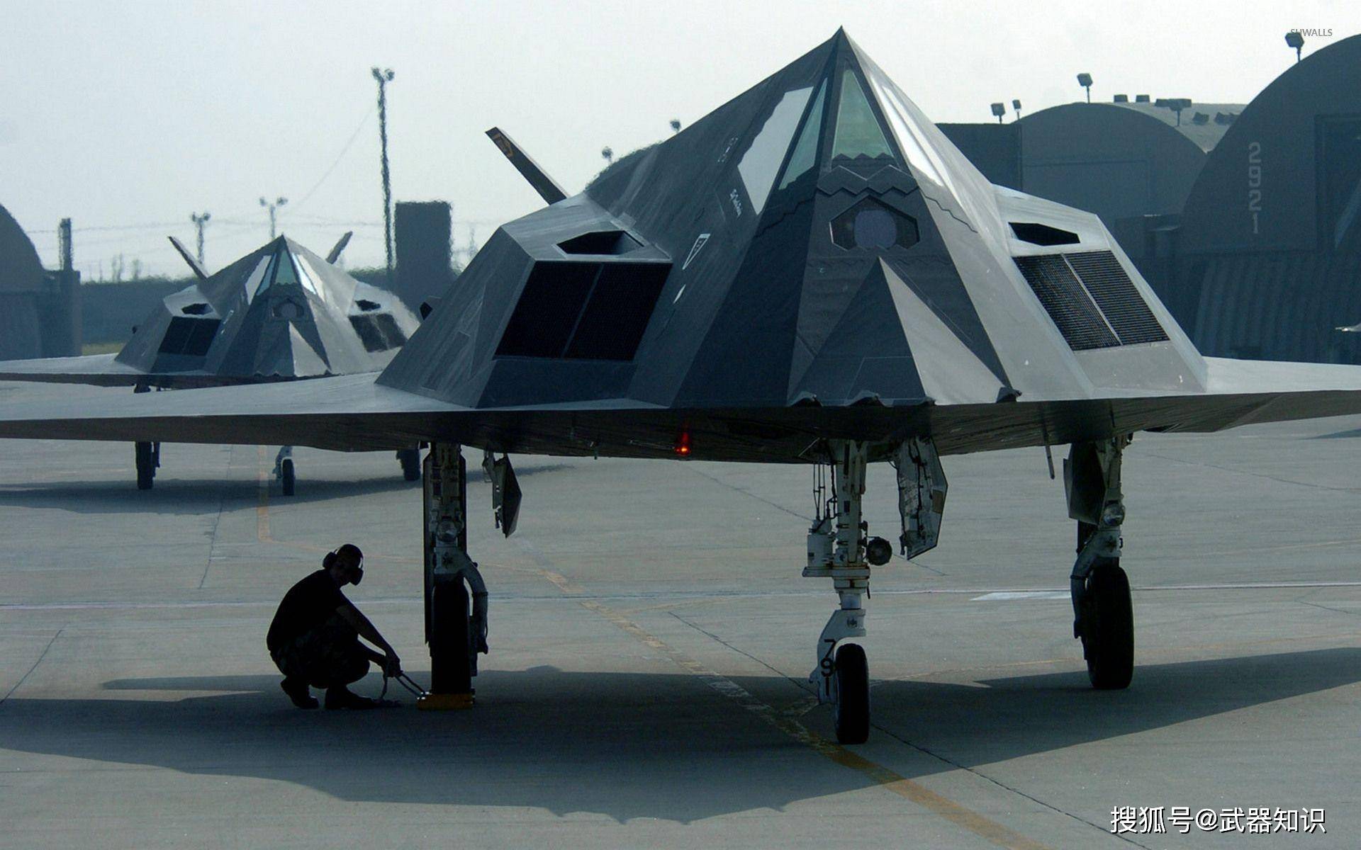 f117"夜鹰" 隐身战机的鼻祖 改变了战争面貌 外形很科幻_发展_美国