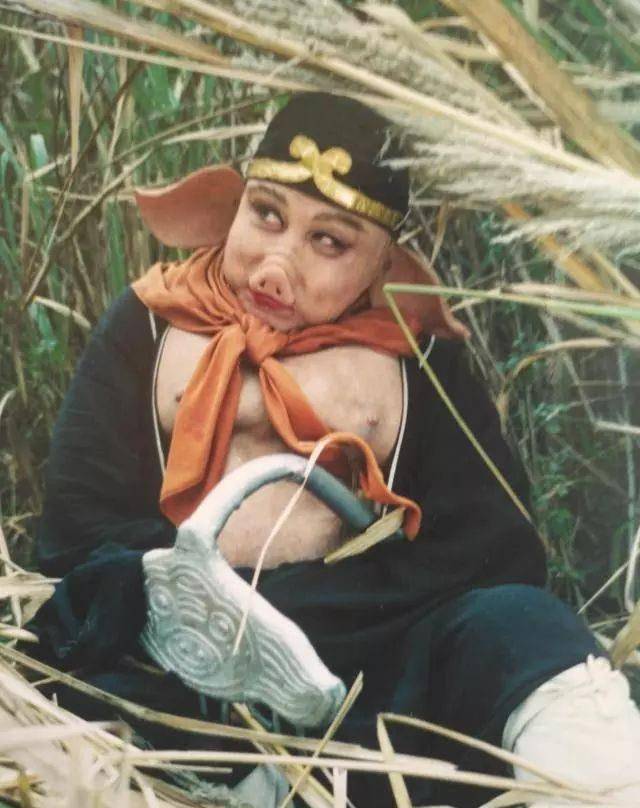 猪八戒的前身是一头猪?别闹了,你看他腰间悬挂的是啥武器!