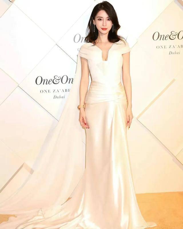 瞪眼长痘皱纹明显,穿国风礼服被指讨好天朝市场_活动_迪拜_品牌