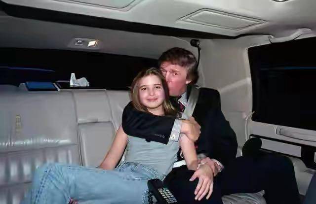 众目睽睽又亲又抱坐大腿,巴伦更似"小皇帝"_特朗普_女儿_梅拉尼娅