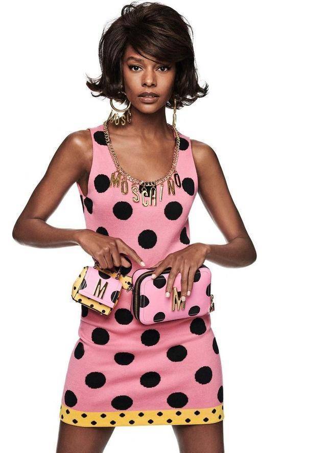 5,黑衣服配粉包黑色的短袖t恤衫,宽松有度,穿起来