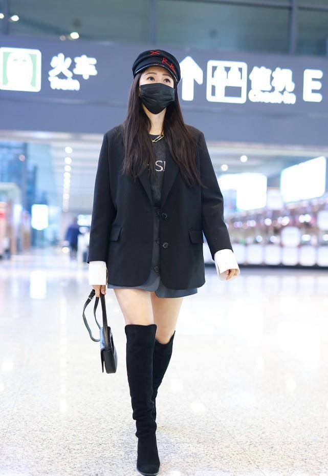 伊能静穿得太嫩了,一点都不像年过五十的人,身材保持得真不错_短裙