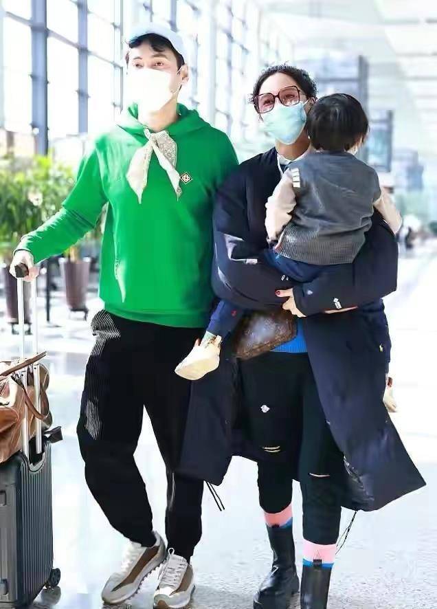 陈晓探班陈妍希!