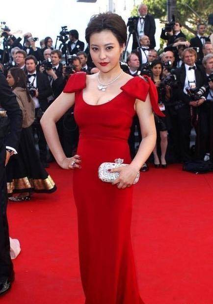 郝蕾的气质竟也能将这款耀眼十分的大红色礼裙穿出魅而不俗的效果