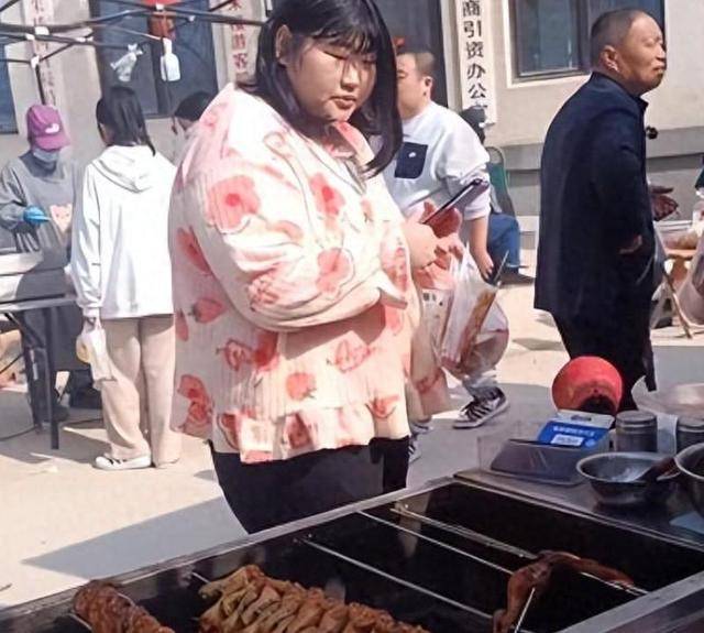 大衣哥女儿买炸串被偶遇,被偷拍面露不悦,小伟二婚很幸福_朱雪梅_减肥