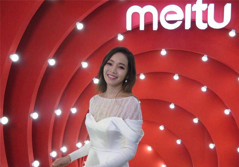 侯佩岑晒全家福,一家四口搞怪日常,让人羡慕._孩子_照片_网友