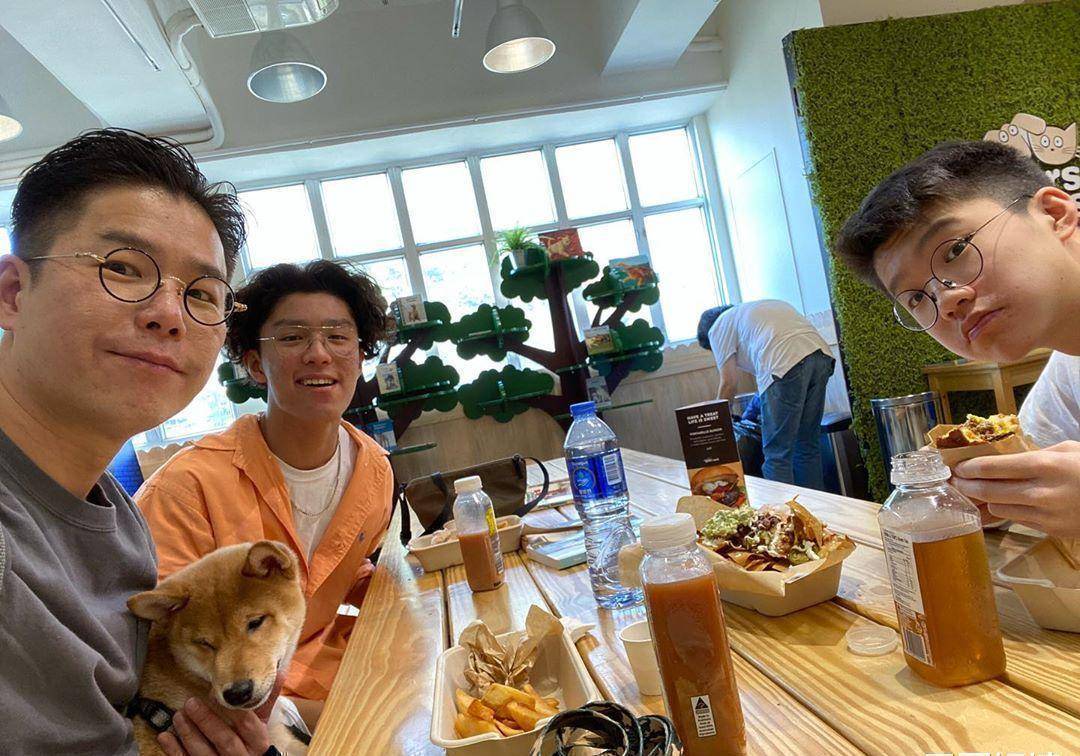 林晓峰父子近照,16岁长子身高1米85,15岁幼子与老爸似复制粘贴_儿子