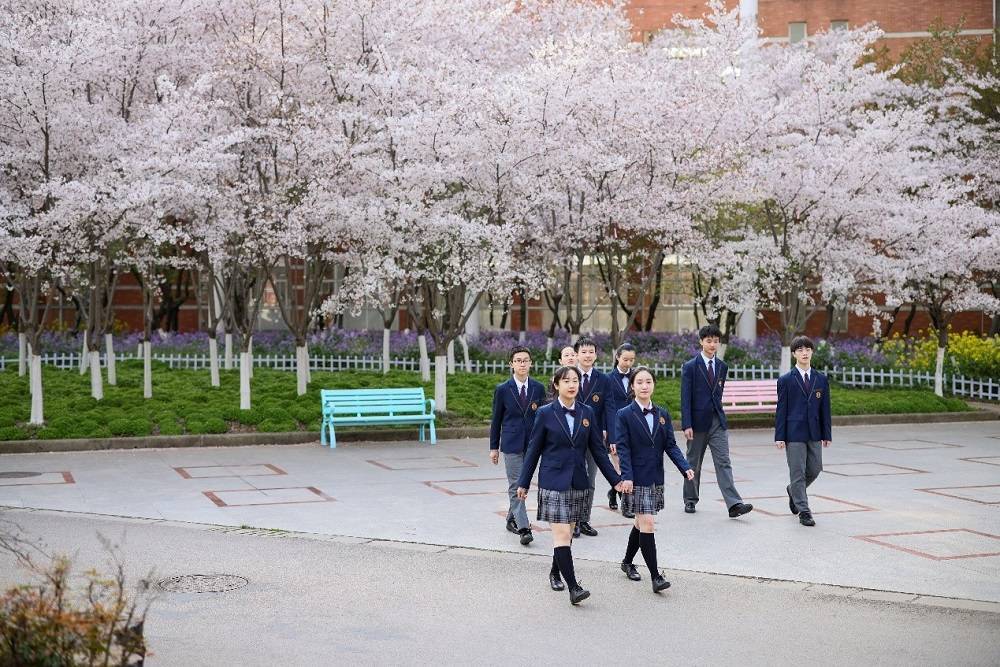 十年前,中国"毒校服","丑到爆"等话题频繁成为热搜.