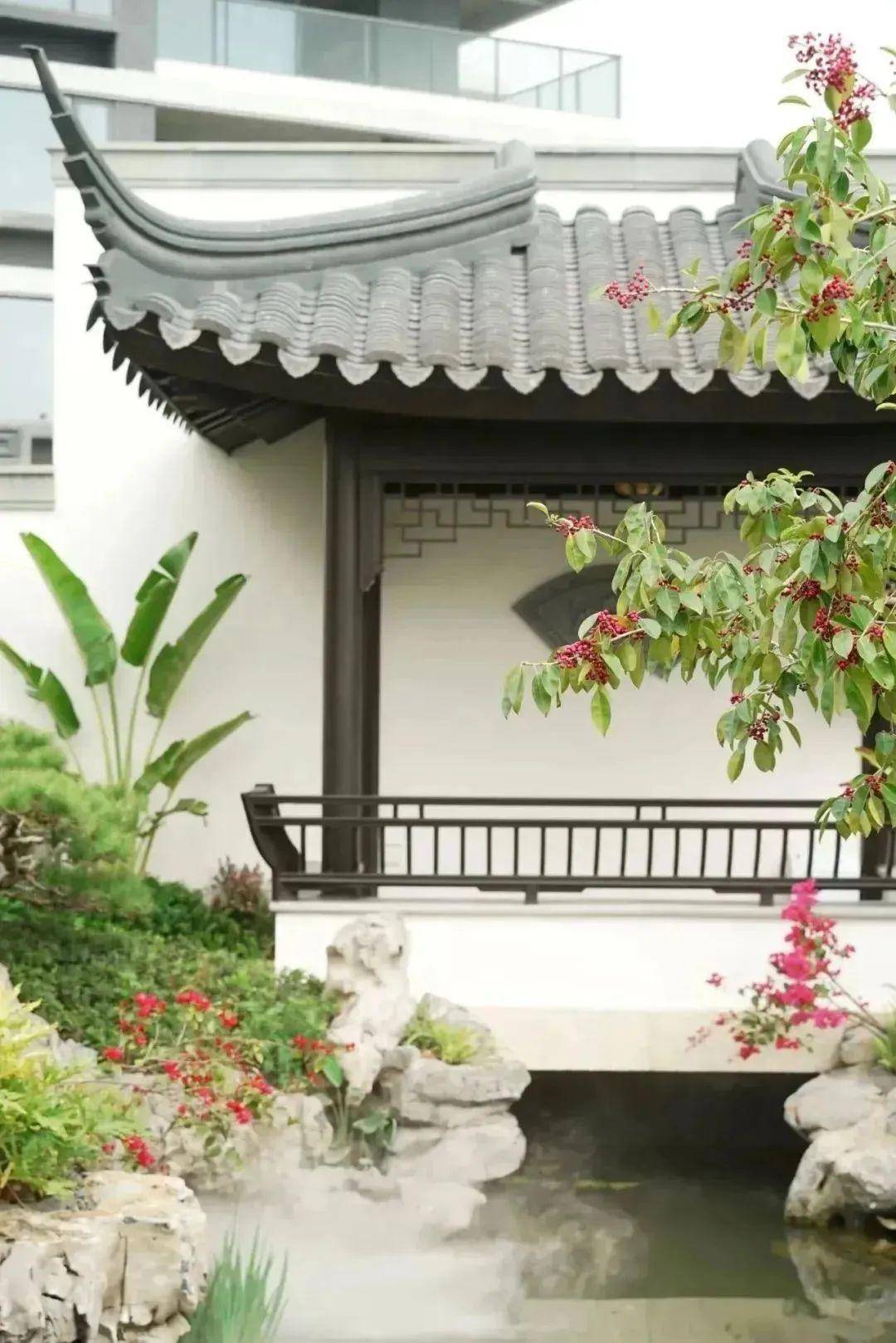 项目实景图不远处,还有一六角亭,不仅能为游人提供休憩落脚处,还跟