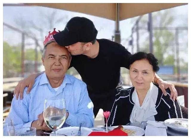 新疆小尼的妹妹真是迪丽热巴,美艳动人,吸引眼球._家人_家庭_气质