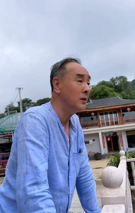 他在《亮剑》中饰演丁伟,66岁回到农村建了一栋2层别墅养老_生活_网友