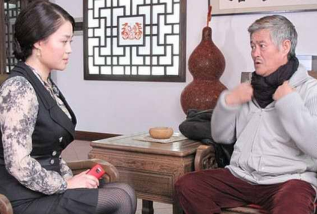 她加入本山传媒16年,总演赵本山的老伴儿,今终于再当女主角_关婷娜