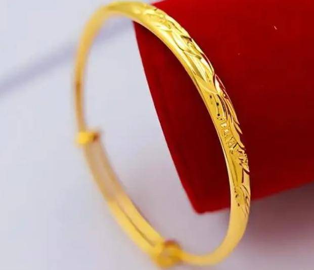女性左手坚持佩戴"金手镯",或会带来4个变化,多数人还不清楚_黄金