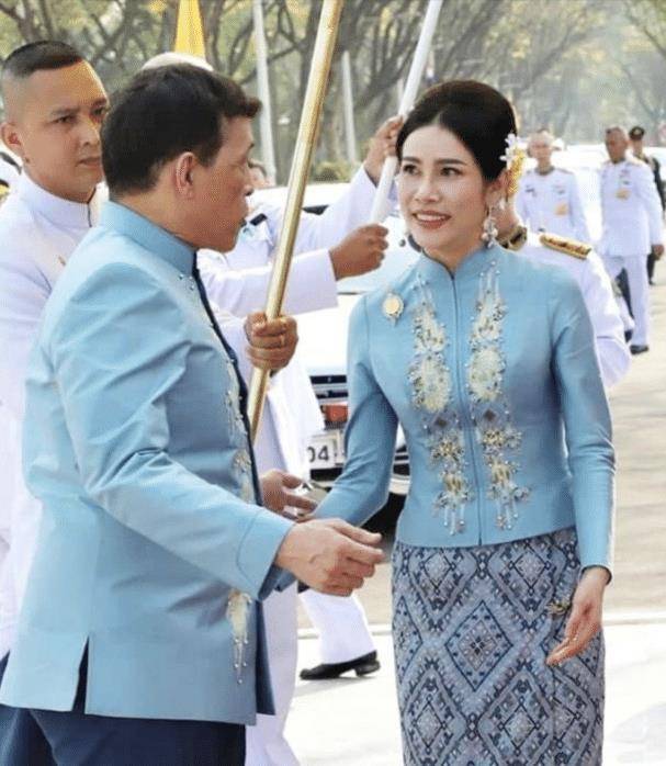 诗妮娜没有失宠,获泰王公开表白晒情侣装,t恤配牛仔