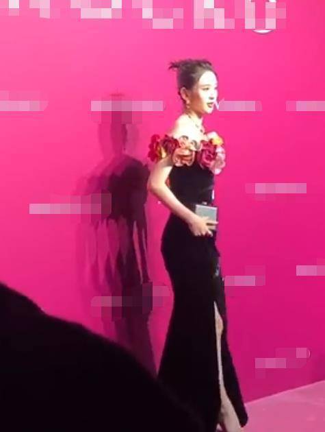 唐艺昕晒近况修复照,天鹅颈水蛇腰抢眼,s曲线魅力十足_好身材_时候