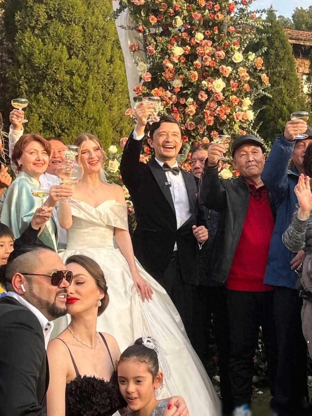 谢晖和妻子举行情人节婚礼,前妻佟晨洁闺蜜和范志毅林栋甫等参加_爱情