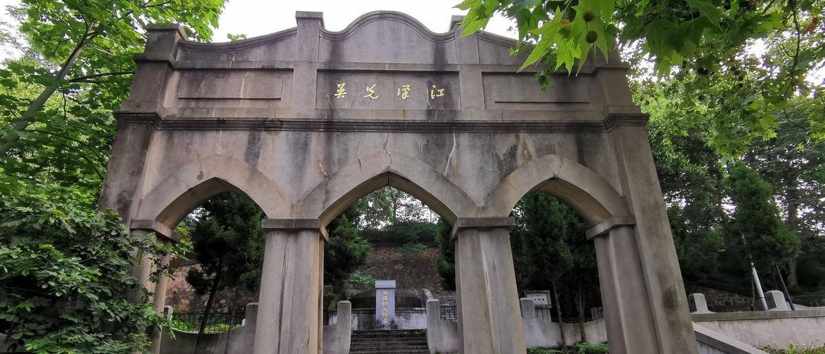 詹徽,徽州府婺源人.其父詹同曾在陈友谅的汉国担任翰林学士.