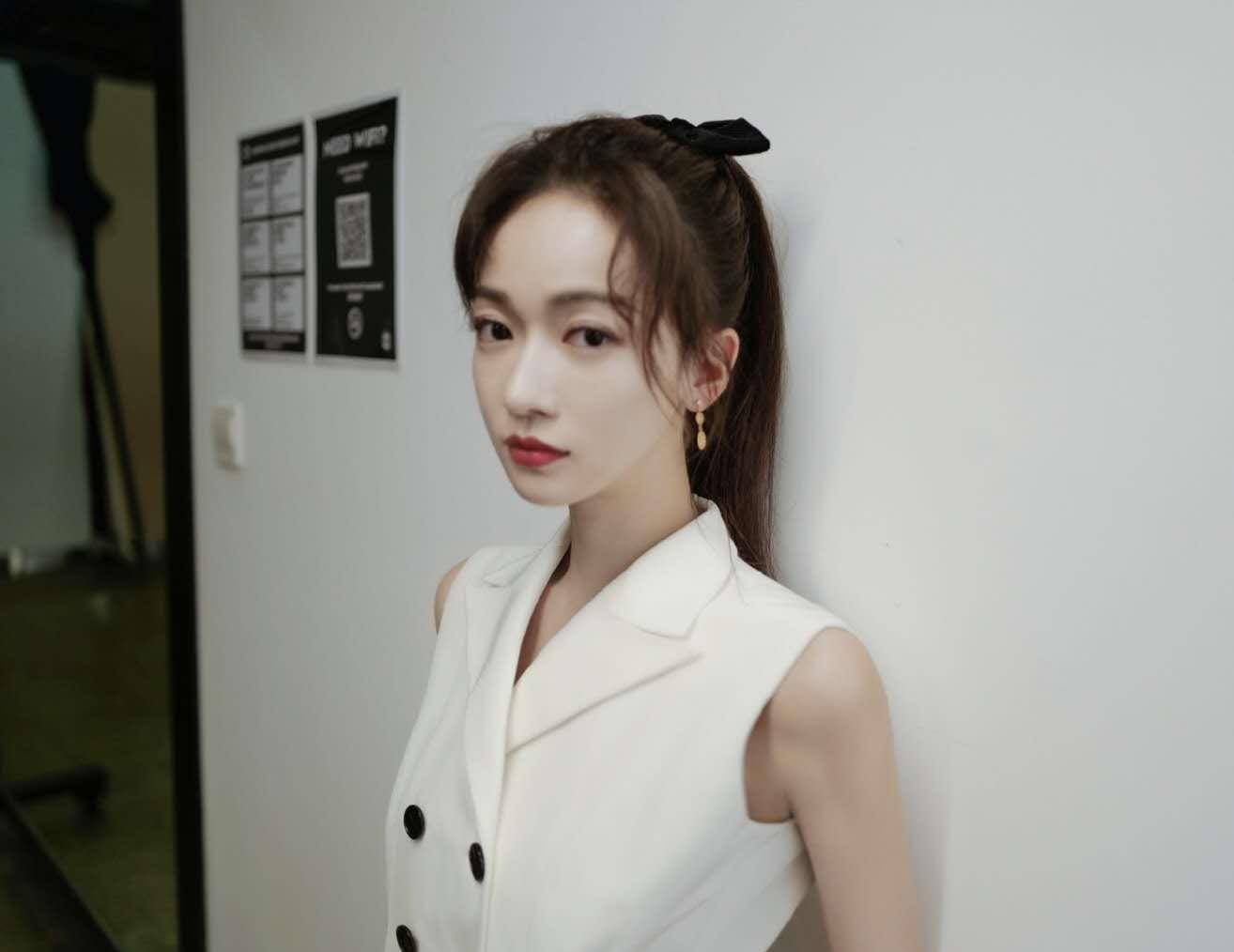 吴谨言晒侧颜近照,自称不小心睡着了,却意外暴露豪宅位置_演技_短发