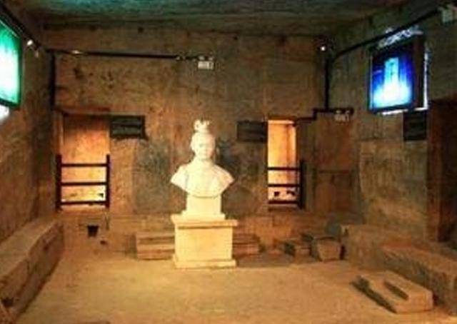 农民采石发现10米长的铜钱路,里面有225万枚铜钱