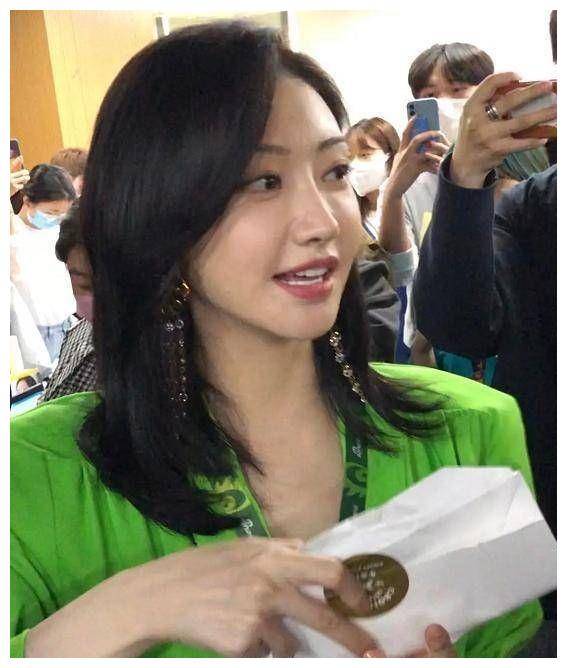 路人拍摄揭示景甜真容,赢得张继科认可!_事业_风格_气质