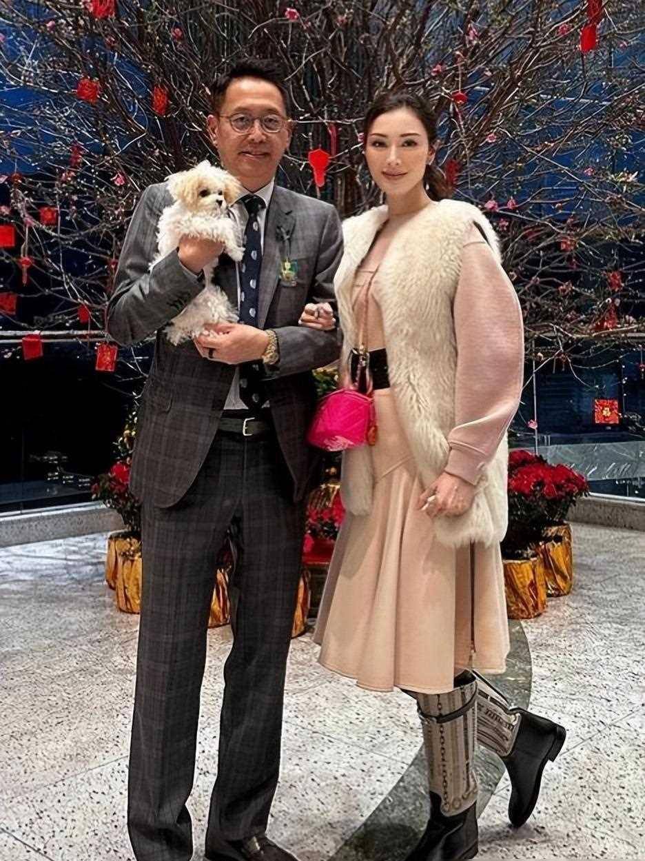 53岁李嘉欣和61岁许晋亨在香港过年,夫妻穿着时尚又显贵气_生活_风采