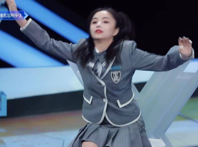 安崎坐凳子差点摔倒,谁注意蔡徐坤的反应?素养装不出来!