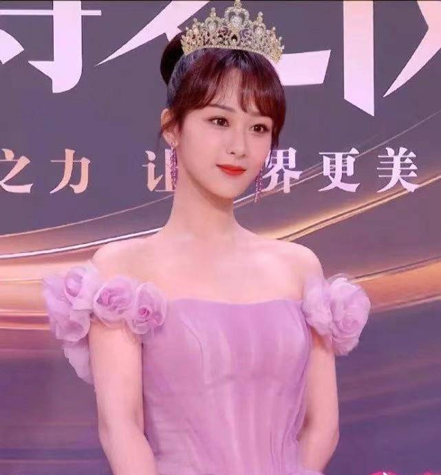 米色风衣搭配印花裙,温婉知性中又带着些许俏皮,粉色横条的已经长裙