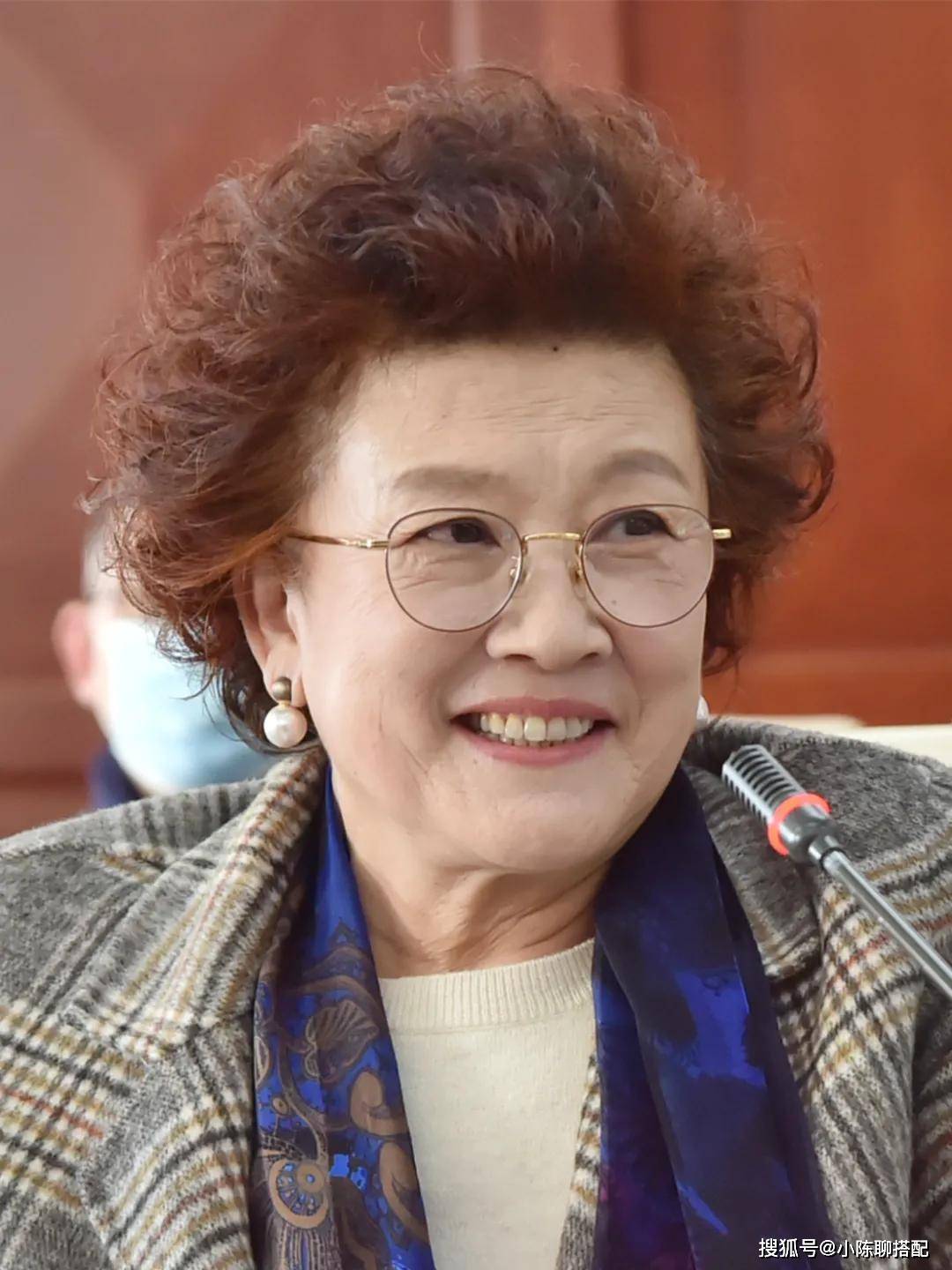 看了72岁的宋春丽才发现:不do脸有多美,穿搭极简也高级更耐看!