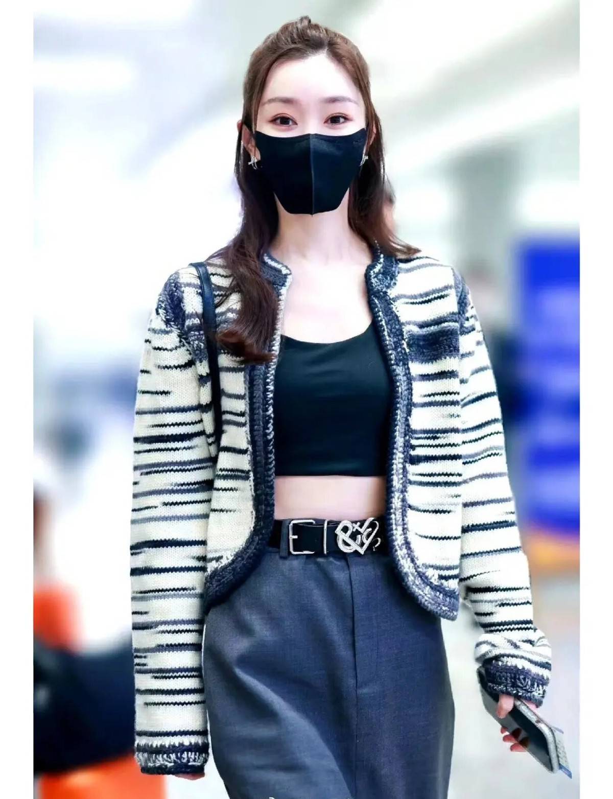 被宋轶的下班图惊艳到!穿抹胸 牛仔裤身材像葫芦,性感又迷人!