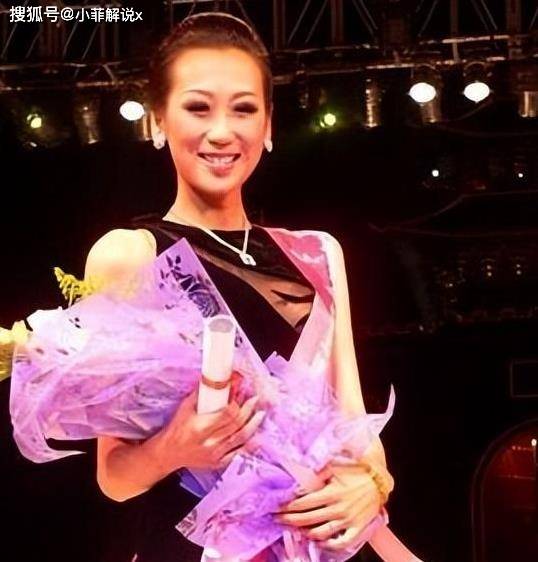 在获得湖南新丝路比赛的季军后,蒋丽莎开始参加了环球比基尼等多个