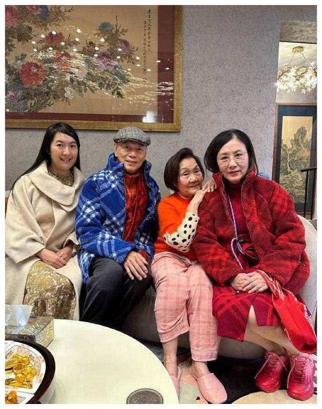 汪明荃76岁状态惊艳!与赵雅芝同框,谁更会保养?_岁月_心态_生活
